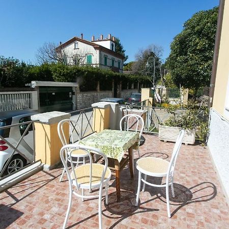 N050 - Numana, Trilocale In Centro Con Portico E Posto Auto Appartement Buitenkant foto