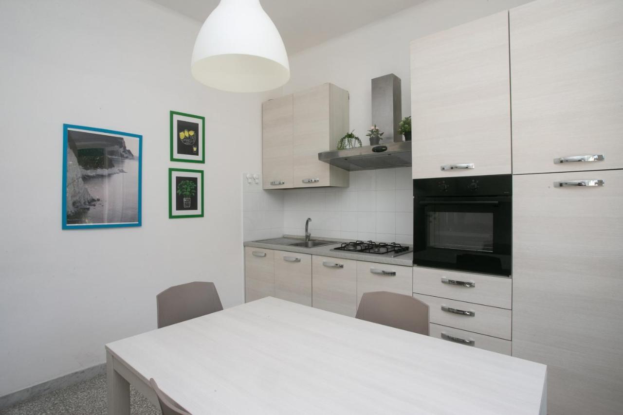 N050 - Numana, Trilocale In Centro Con Portico E Posto Auto Appartement Buitenkant foto