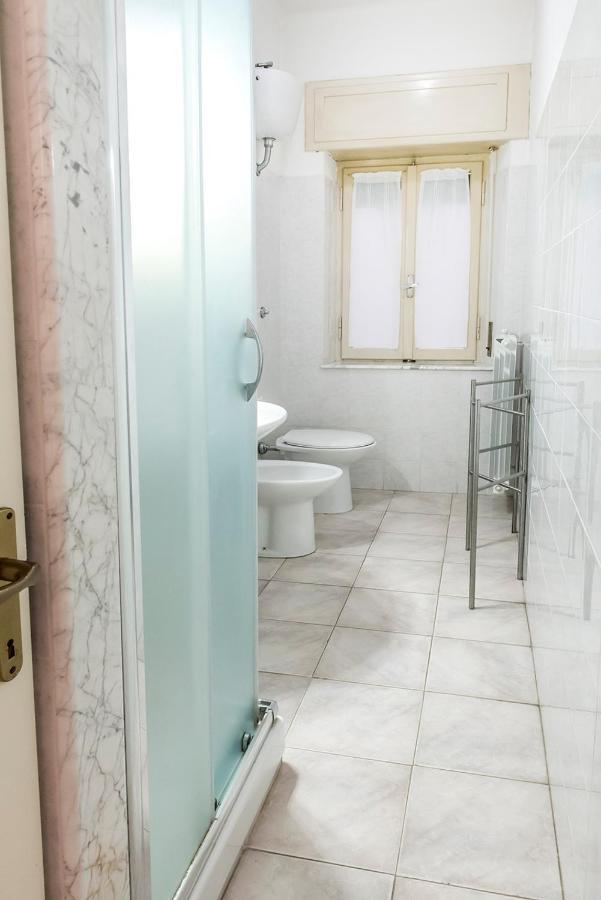 N050 - Numana, Trilocale In Centro Con Portico E Posto Auto Appartement Buitenkant foto